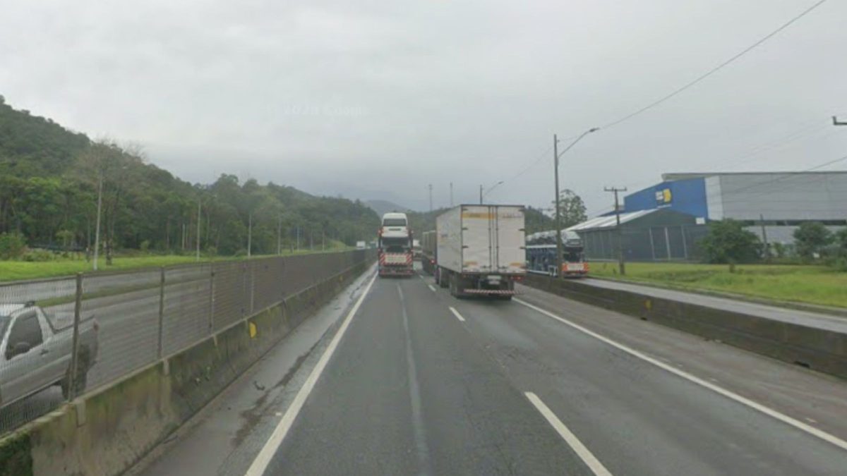 Colisão traseira entre duas carretas bloqueia faixa da BR-101 e provoca fila de 8 km no sentido Norte em Joinville