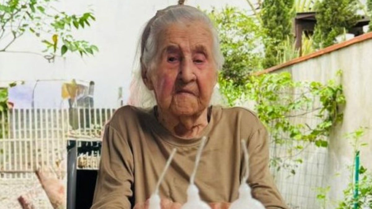 Nascida antes de duas guerras mundiais, mulher mais velha de SC atravessou uma pandemia e chegou aos 109 anos sem filhos e nem casamento