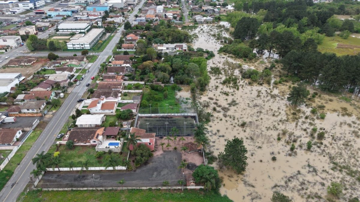Rio baixa lentamente, cerca de 100 pessoas estão fora de suas casas e previsão de temporais com rajadas de vento e granizo preocupa no fim de semana em SC