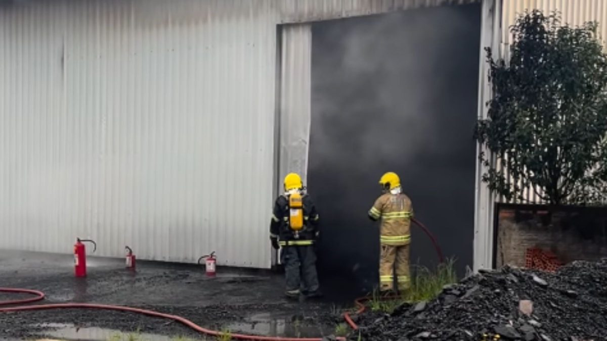 Após clarão de luz em exaustor, empresa de recapagem de pneus pega fogo em SC; incêndio atinge área com borracha