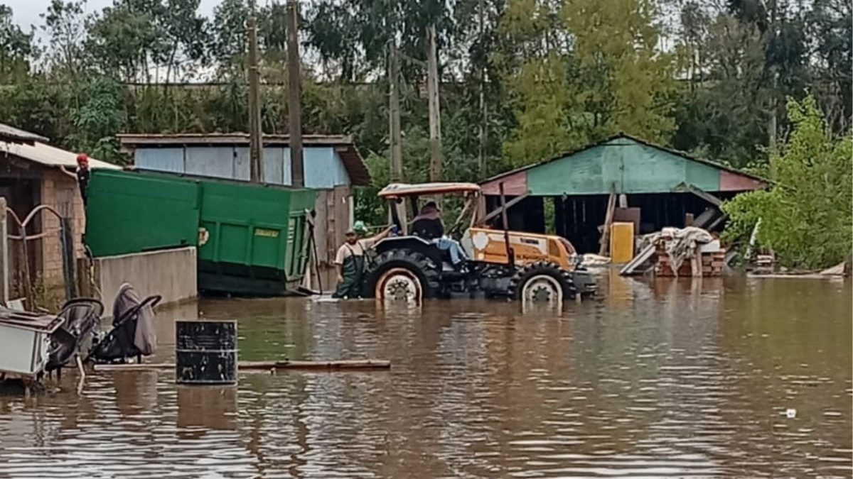 Com alta de até 1 metro em poucas horas, nível dos rios dispara e água avança em cidades do Norte de SC