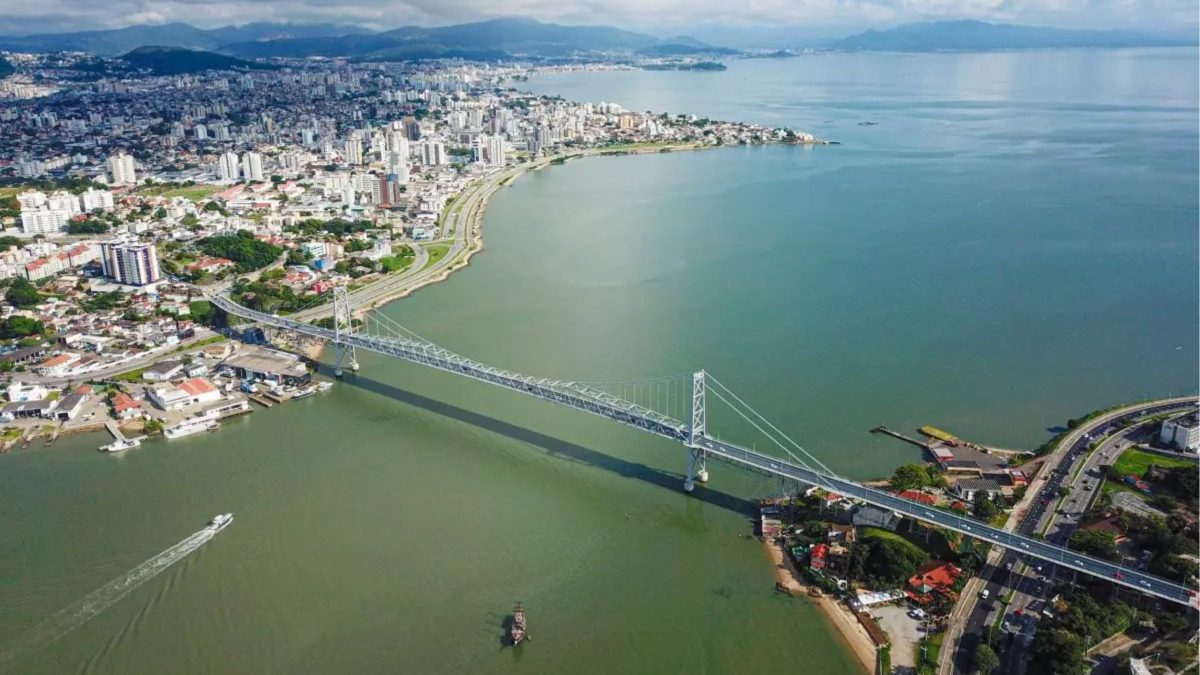 Florianópolis supera São Paulo e é eleita a cidade mais criativa do país; Ilha lidera ranking nacional com mais agências e museus per capita em 2026 - QTU Questões do Universo
