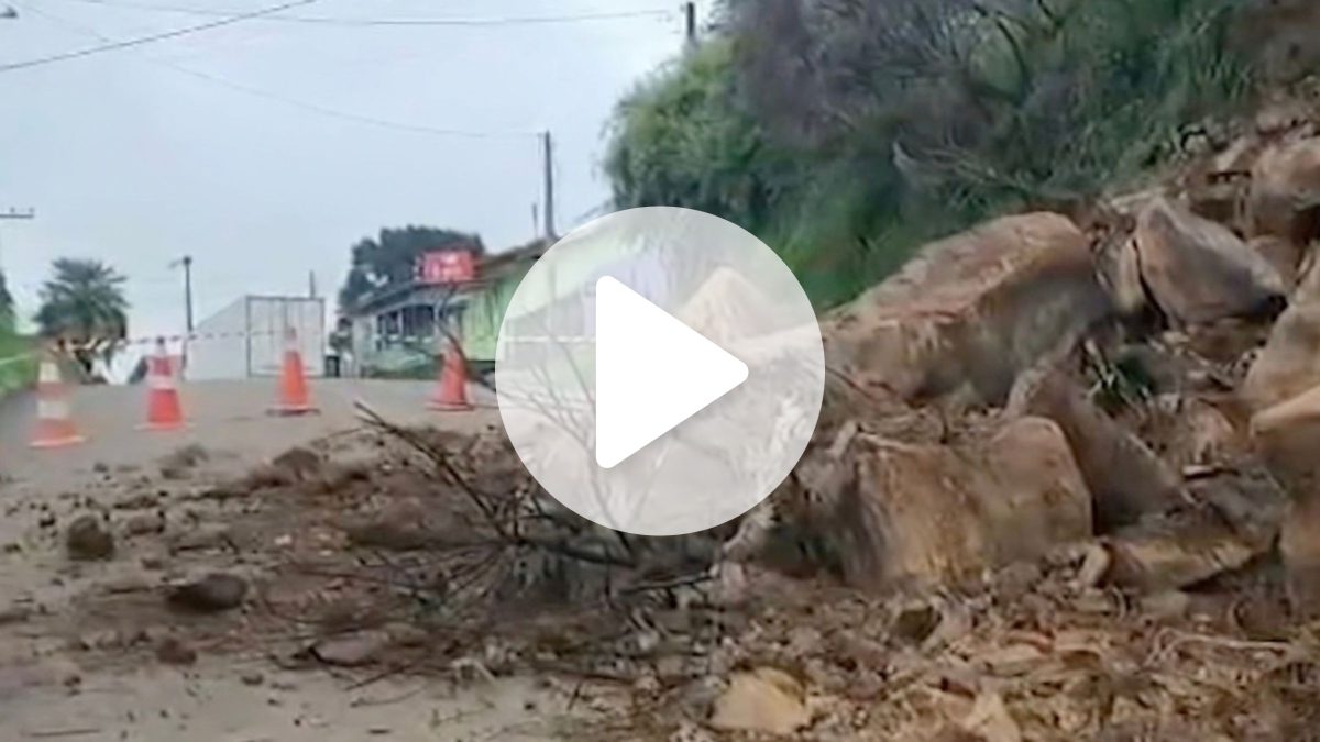 Deslizamento de terra com pedras próximo a casas assusta moradores e interdita via importante na Serra catarinense