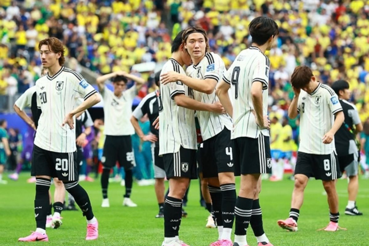 Jogadores da seleção japonesa lamentam a eliminação para o Brasil na Copa do Mundo de 2026, após derrota por 2 a 1