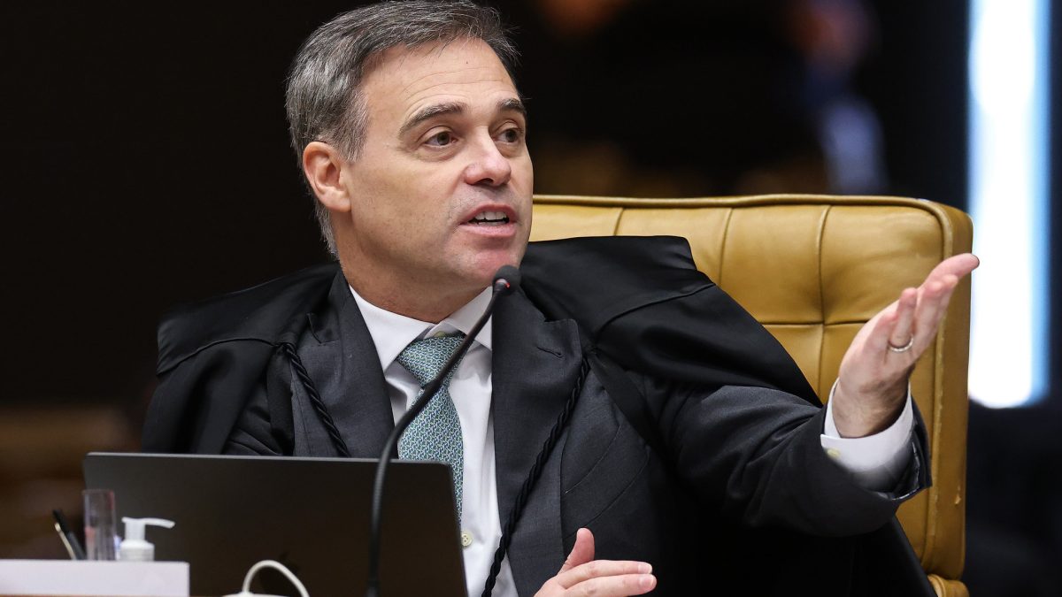 André Mendonça acompanha Fachin, vota contra julgamento conjunto de casos envolvendo Moraes e defende análise separada no STF