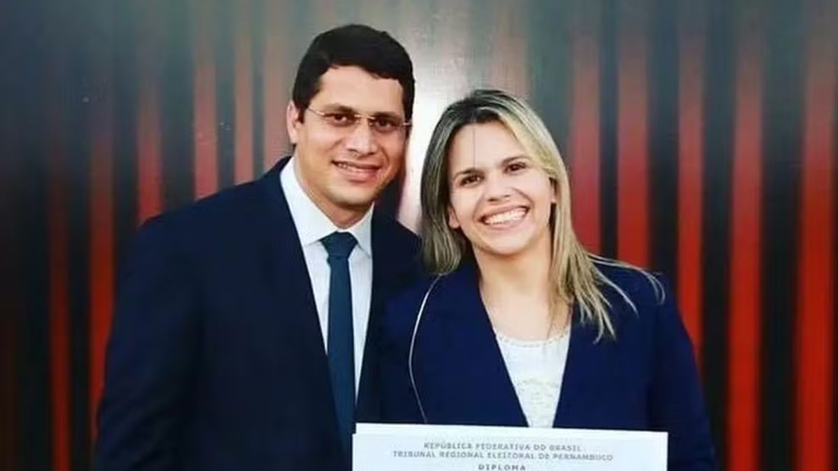 TRE manda o casal de deputados Clarissa e Júnior Tércio remover vídeo em que associam adversários ao ‘kit gay’, sob multa de R$ 10 mil por dia - Foto