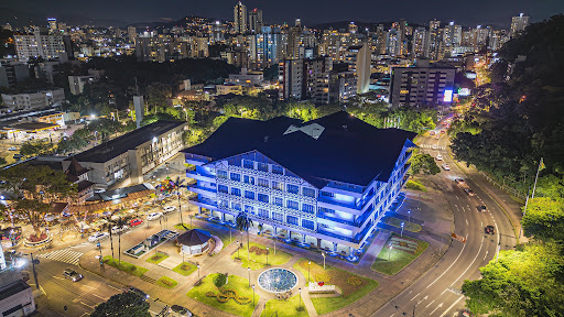 Blumenau celebra 176 anos mostrando como tradição e inovação caminham juntas no desenvolvimento regional - QTU Questões do Universo