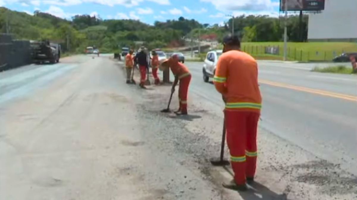 Trabalhadores e máquinas voltam à BR-470 após meses de espera por avanço em obras de duplicação em SC