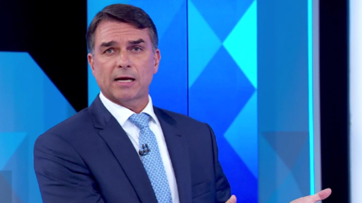 Flávio acusa PT de votar contra saneamento, e Lula rebate com críticas à gestão Bolsonaro na Amazônia