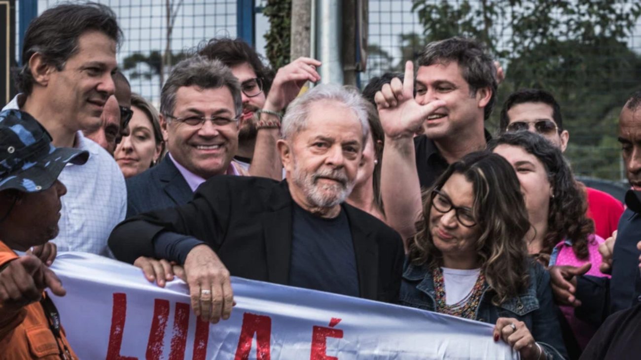 Petista foi solto após 580 dias preso na Polícia Federal em Curitiba; na imagem, segurava um cartaz escrito “Lula é inocente.Foto: Gibran Mendes/CUT Paraná/Reprodução/ND Mais