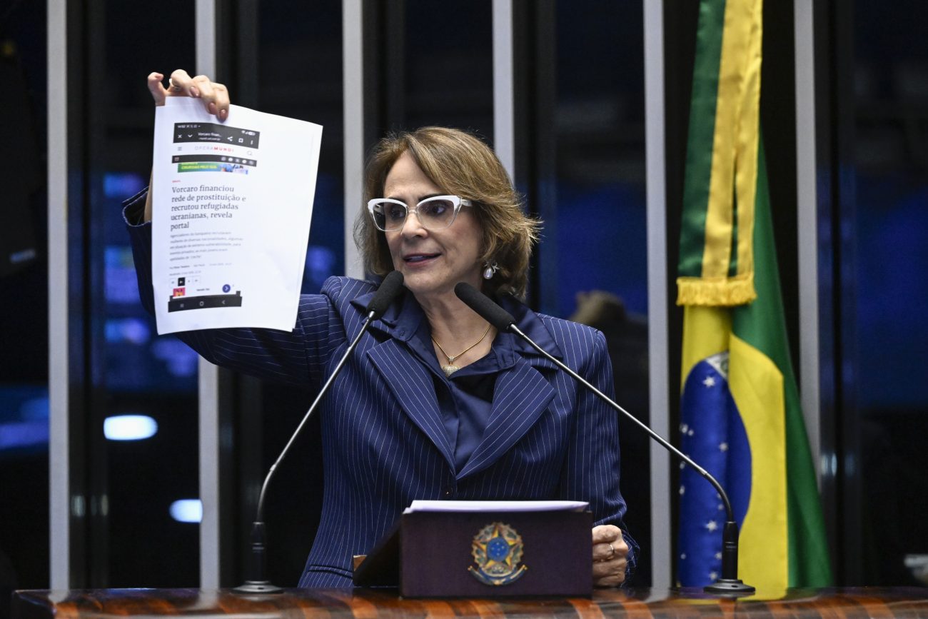 Plenário do Senado Federal durante sessão deliberativa ordinária. Período do expediente.Em discurso, à tribuna, senadora Damares Alves (Republicanos-DF) exibe matéria do portal Opera Mundi.Foto: Carlos Moura/Agência Senado