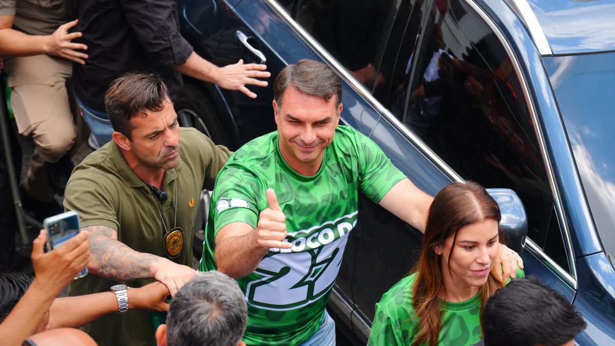 Flávio é o primeiro a chegar para último debate das eleições e dispara contra Lula: ‘Tudo errado que está aí’