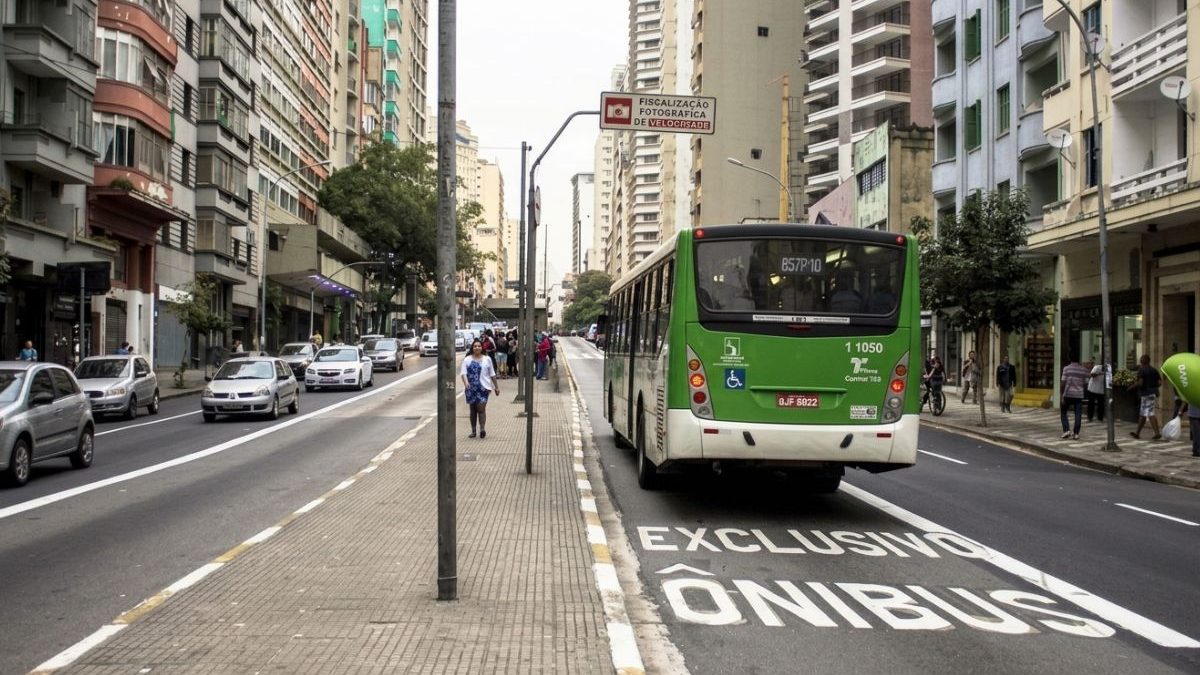 Multa por faixa exclusiva de ônibus chega a R$ 293,47 e rende 7 pontos na CNH; veja quando o motorista pode ser autuado