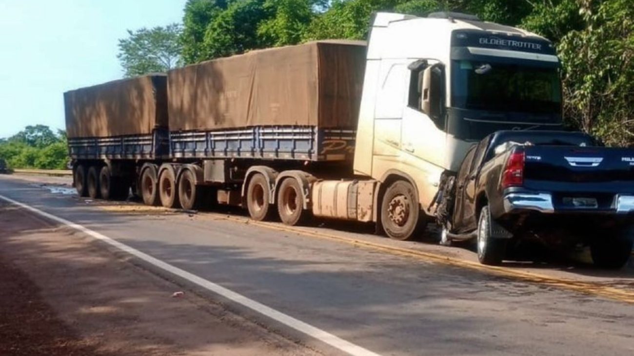 Carreta e caminhonete bateram de frenteFoto: Reprodução/Redes Sociais