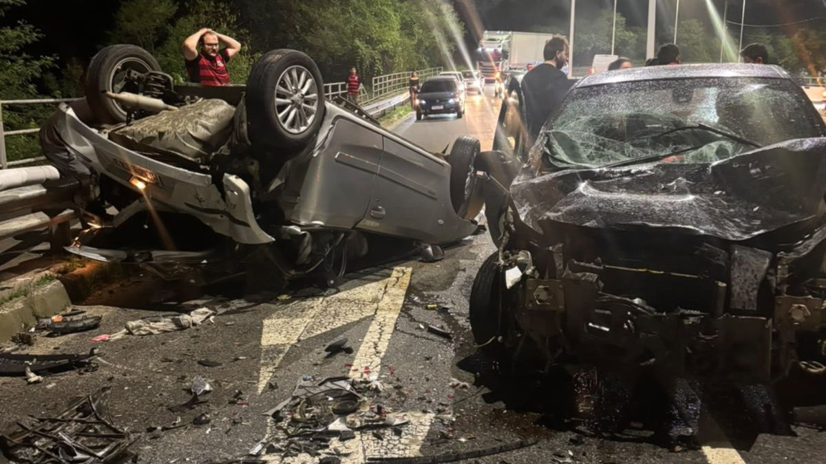 Colisão entre veículos deixa dois jovens mortos em SC e equipes de resgate isolam a área no Vale do Itajaí