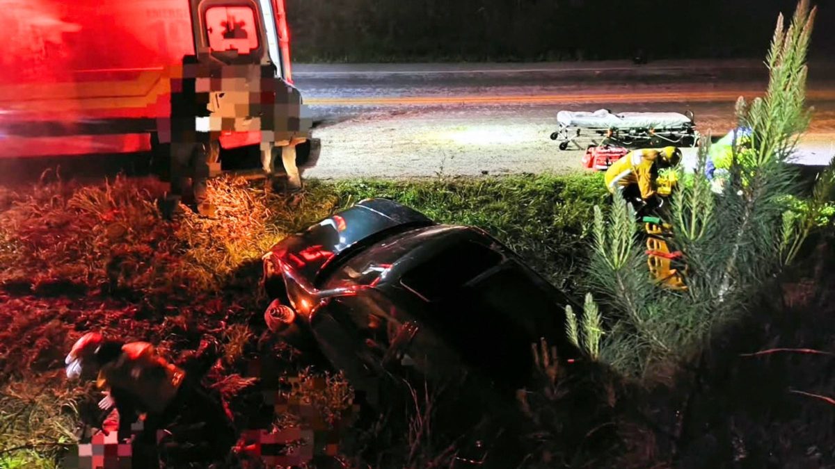 Grave acidente mata homem e deixa jovem de 18 anos ferido após carro rodopiar e bater em barranco na BR-282 em SC