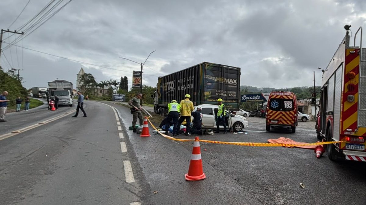 Mulher fica em estado grave após acidente com caminhão em rodovia de SC e helicóptero é acionado para resgate