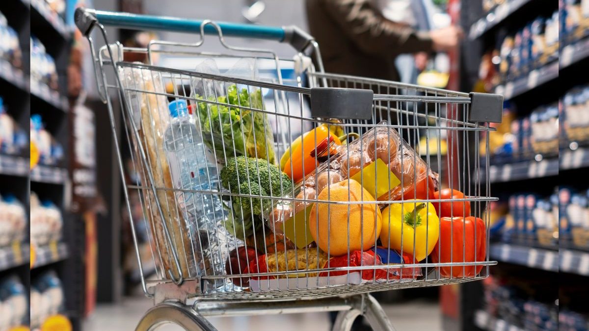 Alimentos mais caros em outubro incluem itens que muita gente coloca no carrinho sem imaginar o tamanho do aumento