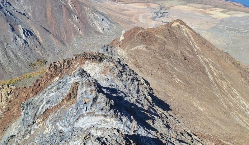 Terreno íngreme e rochoso em região montanhosa da Califórnia; Brian Seibert, de 53 anos, morreu após sofrer uma queda durante a descida do Monte Morgan - Reprodução/Mono County Sheriff Search and Rescue Team