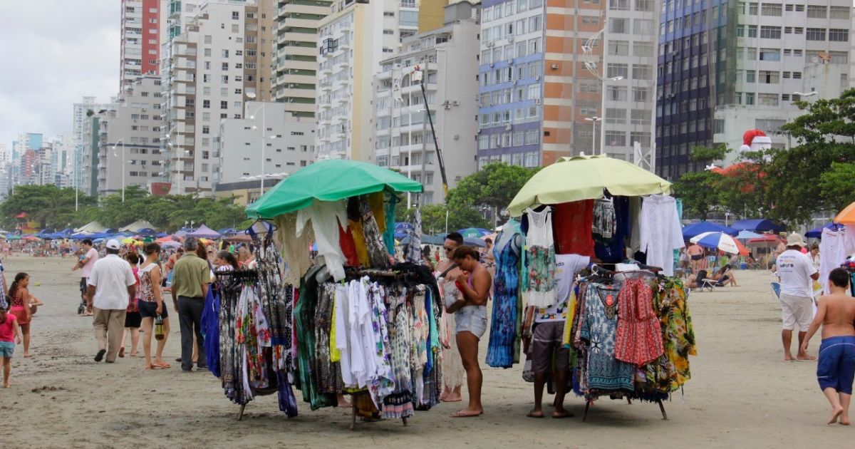 Temporada de verão em Balneário Camboriú abre 521 oportunidades para ambulantes nas praias; veja como se inscrever
