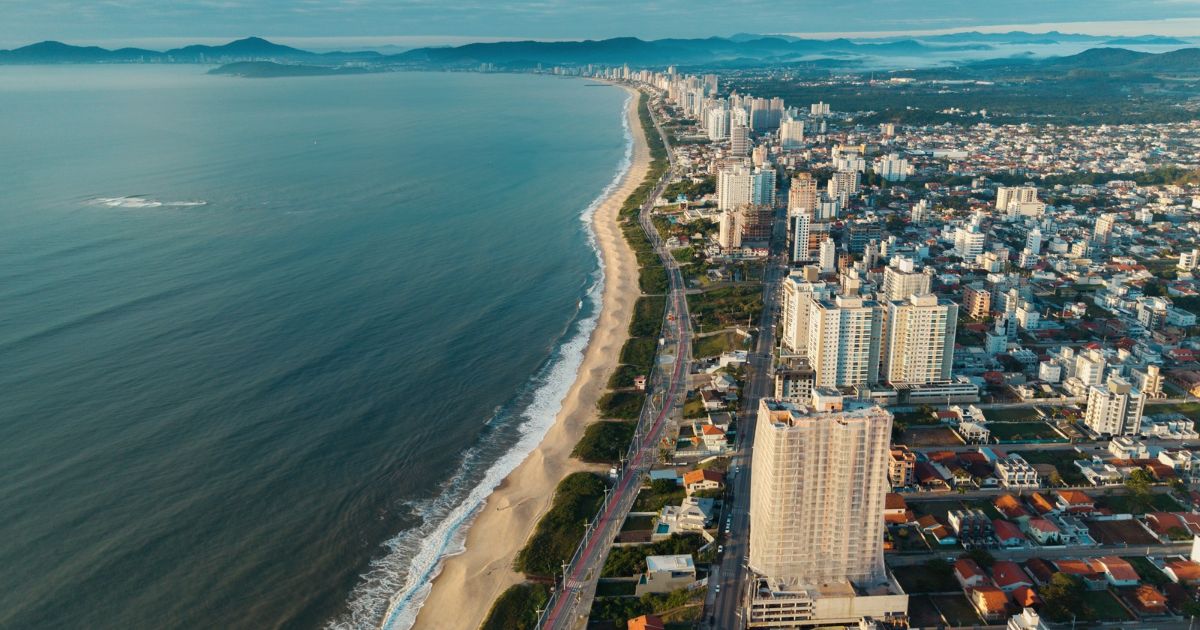 Paraíso de SC com 100% da orla premiada no ‘Oscar das praias’ tem alta de 61% no preço dos imóveis em cinco anos - Foto