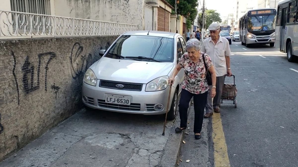 Estacionar na calçada gera multa de R$ 195,23 e 5 pontos na CNH; até parte do carro sobre o passeio pode causar problema