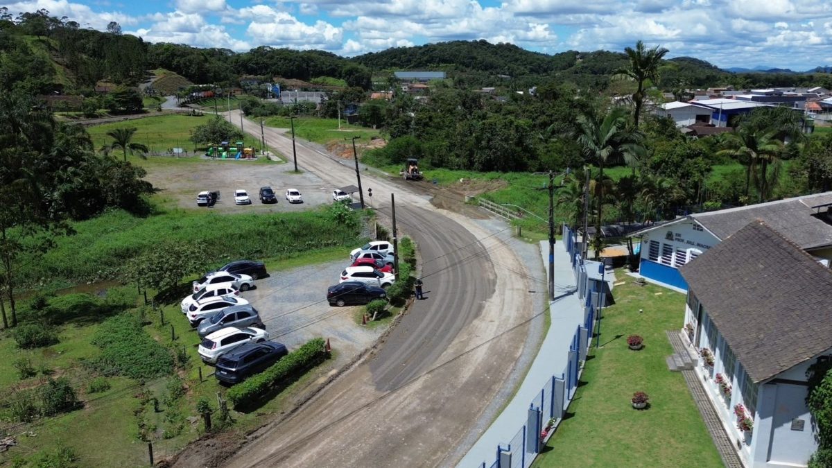 Após 30 anos de espera, estrada de Joinville terá quase 3,5 km de asfalto e investimento de R$ 7,5 milhões para acabar com pó e lama