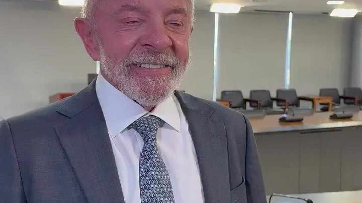 ‘Não tenho dinheiro’: Lula diz que vai pegar celular de Janja emprestado para entrar no ‘Exército do Lula’ - Foto