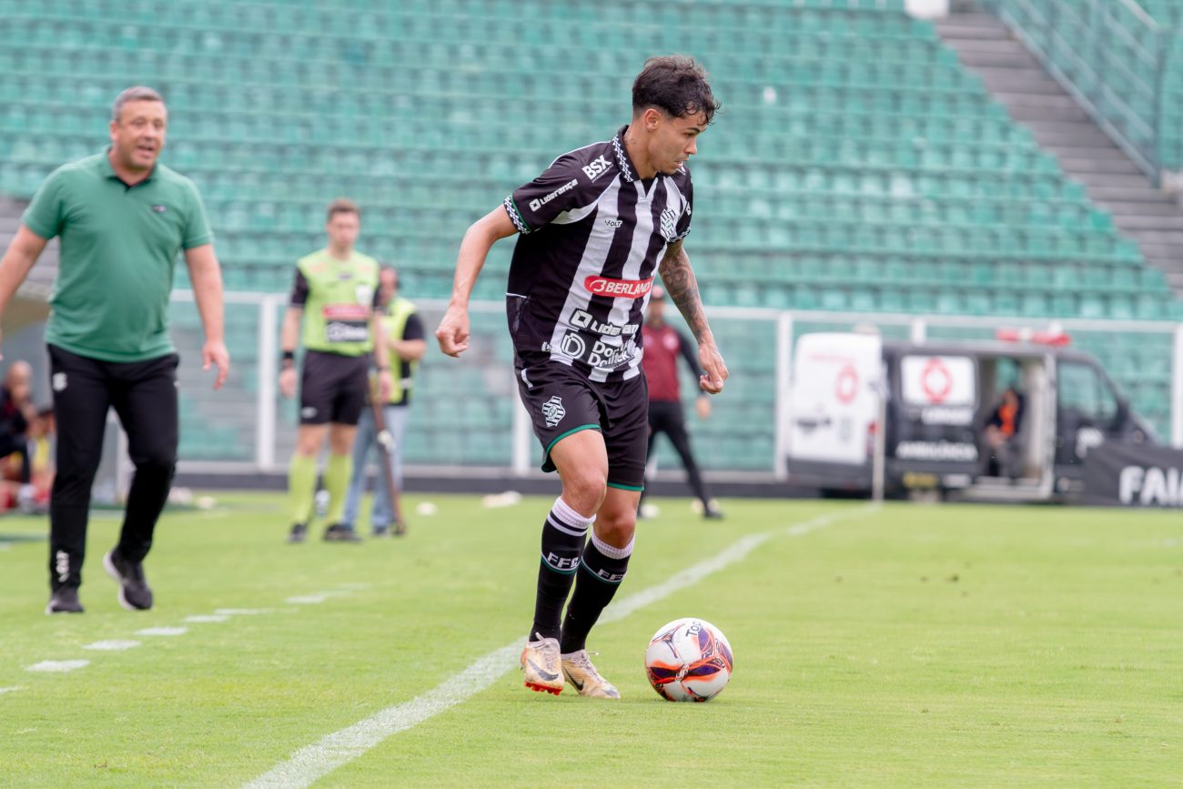Arthur Henrique voltou ao time titular do Figueirense contra o Hercílio Luz, e atuou como camisa 10, no meio