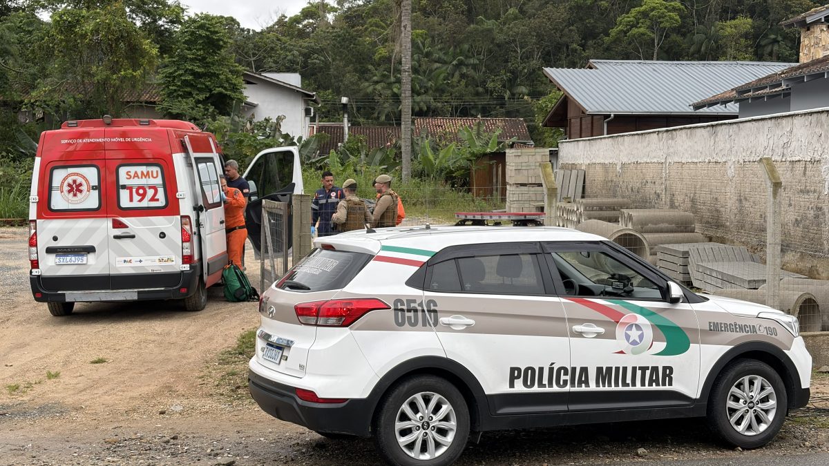 Homem que roubou mulher é baleado após avançar com faca contra policiais militares e morre no hospital em SC