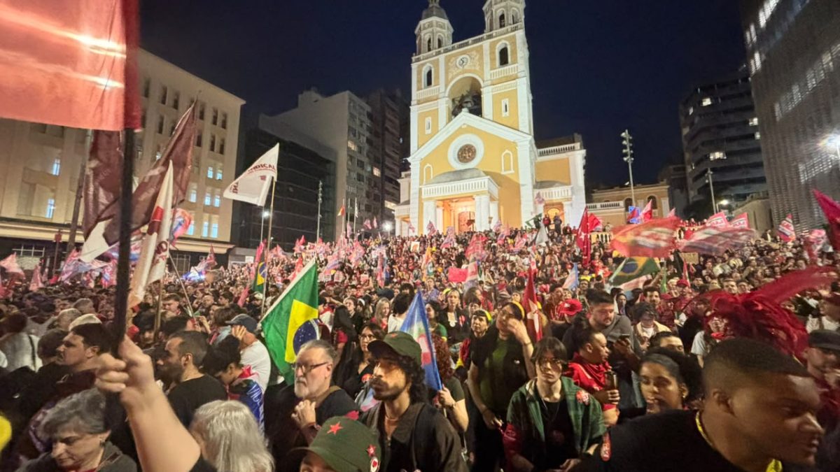 Caminhada em apoio a Lula reúne apoiadores e lideranças no Centro de Florianópolis a quatro dias do segundo turno