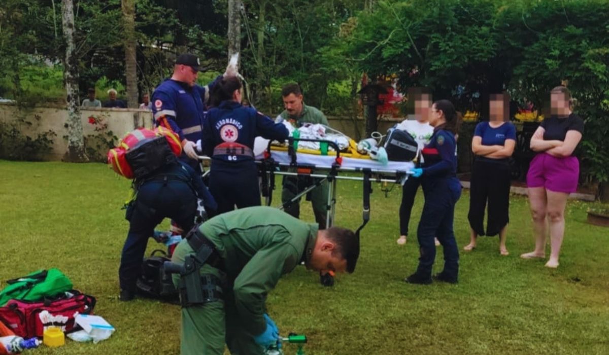 O bebê foi transportado pelo helicóptero Águia até o Hospital Infantil Joana de Gusmão, em Florianópolis, após se afogar em um açude em Santo Amaro da Imperatriz