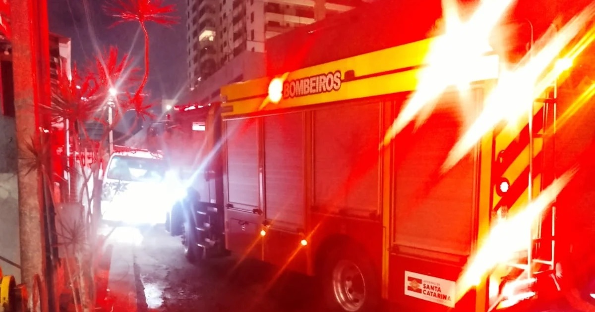 Homem é encontrado morto sob escombros após bombeiros controlarem incêndio em kitnet de Itajaí