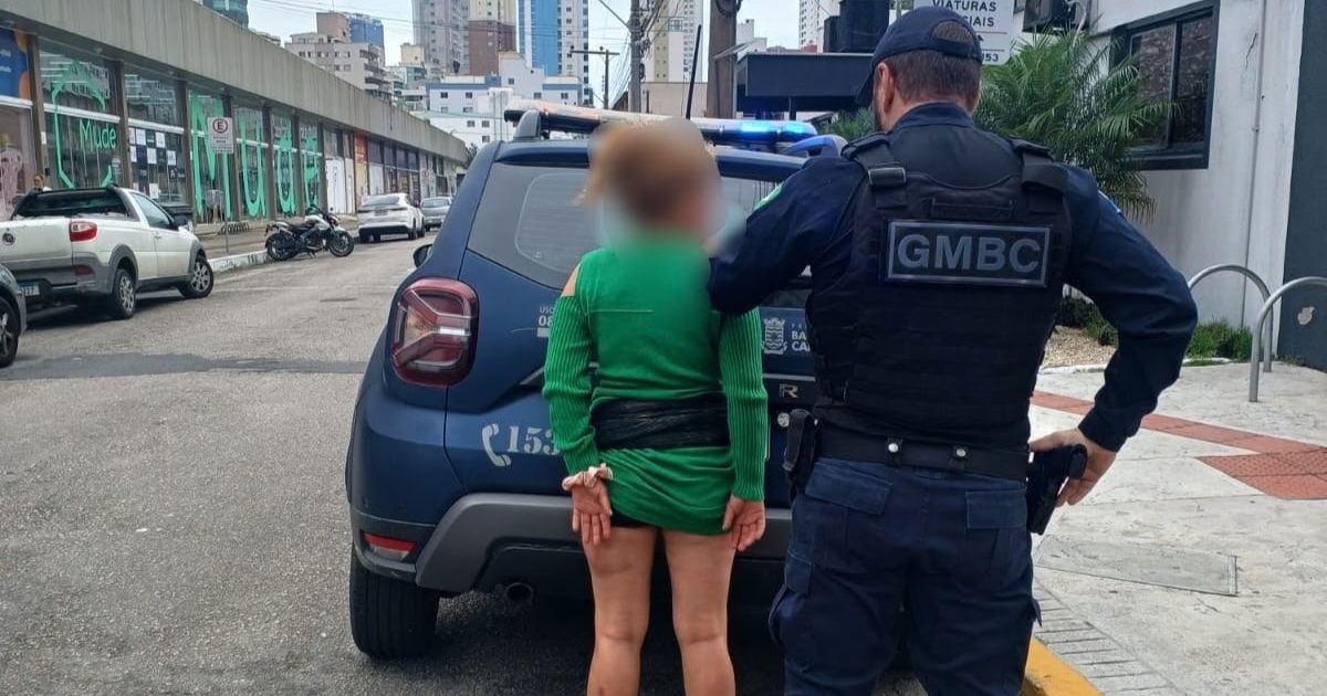 Após discussão por cachorro, mulher esfaqueia companheiro no pescoço e é presa em Balneário Camboriú