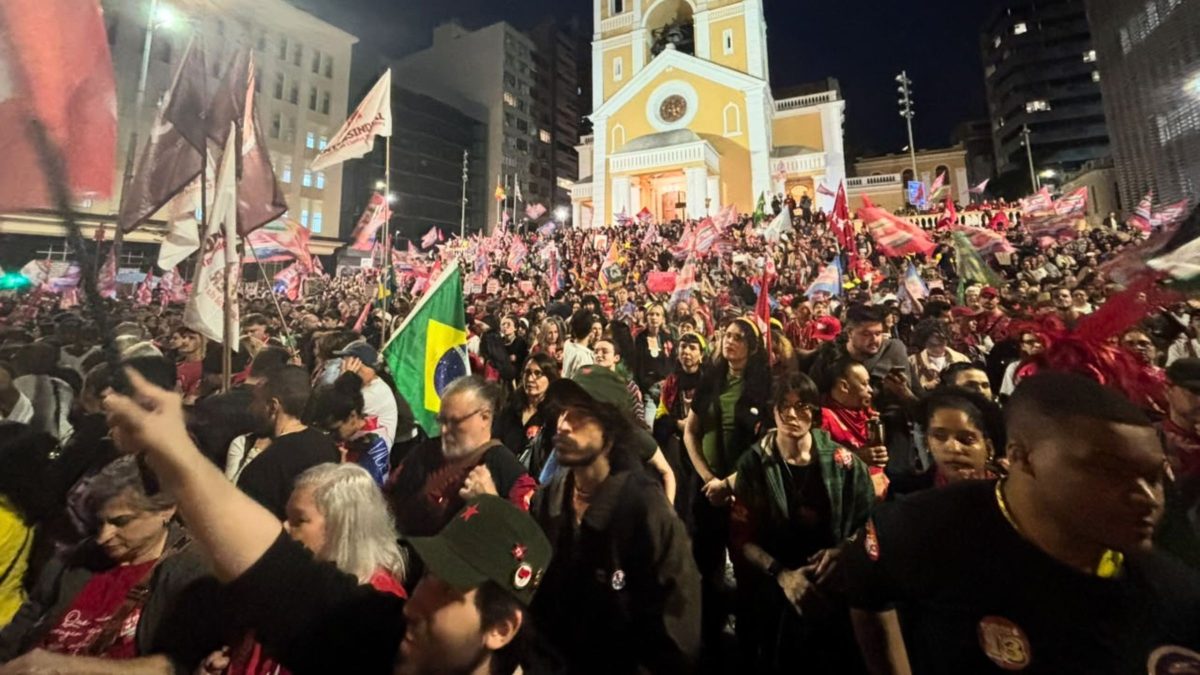 Caminhada pró-Lula reúne multidão em Florianópolis e mobiliza militância na reta final do 2º turno
