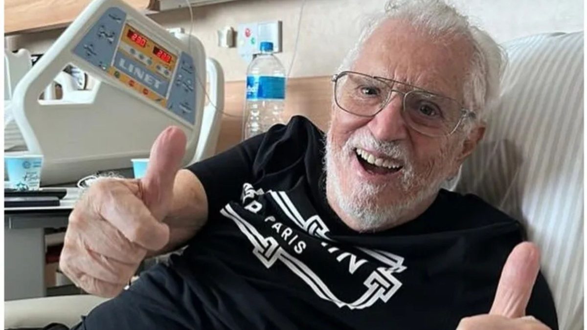 Carlos Alberto de Nóbrega, de 90 anos, é internado em hospital de SP para investigar possível infecção viral