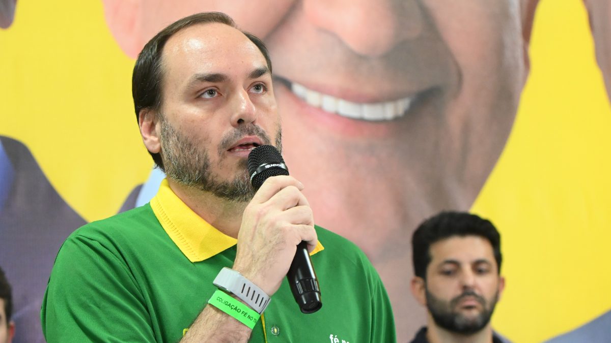 ‘Vou estar à disposição do governador’: Carlos Bolsonaro se manifesta pela primeira vez após ser eleito senador por SC