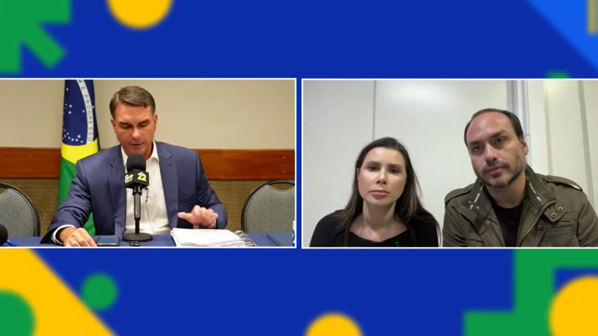 Carol De Toni e Carlos Bolsonaro participam de live de Flávio após cancelamento de debate nas vésperas das eleições 2026