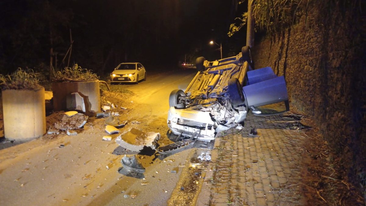 Carro capota e fica com os quatro pneus para cima em rua com cratera que completou ‘aniversário’ de 3 anos em SC; veja fotos