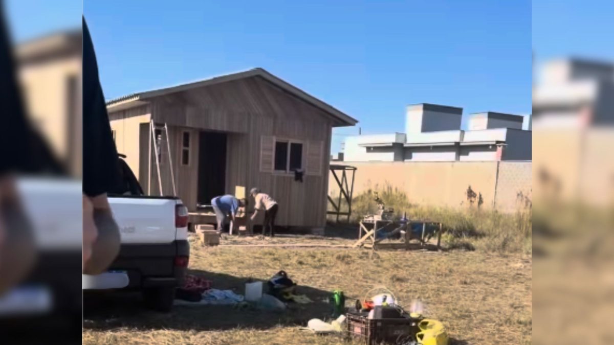 Casal constrói casa de R$ 24,7 mil em três dias, descobre que obra foi feita em terreno do vizinho e usa caminhão para mover estrutura