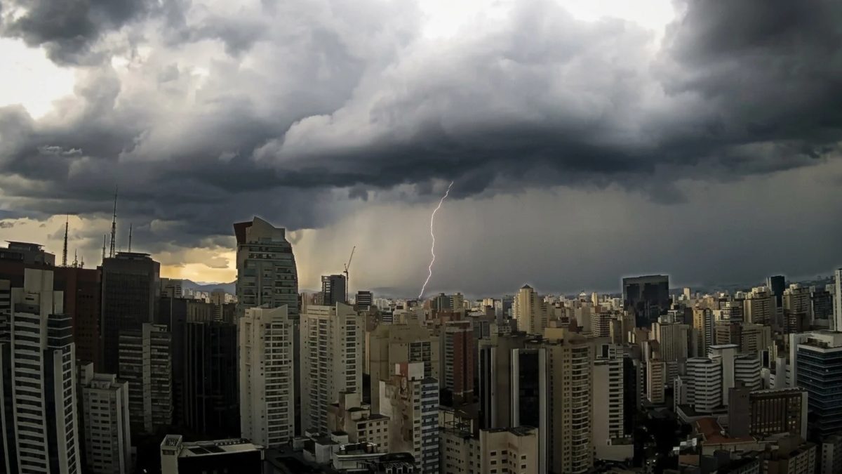Feriadão prolongado terá chuva de até 200 mm e calor de 40°C em 7 estados; veja onde raios e ventos de até 100 km/h preocupam mais
