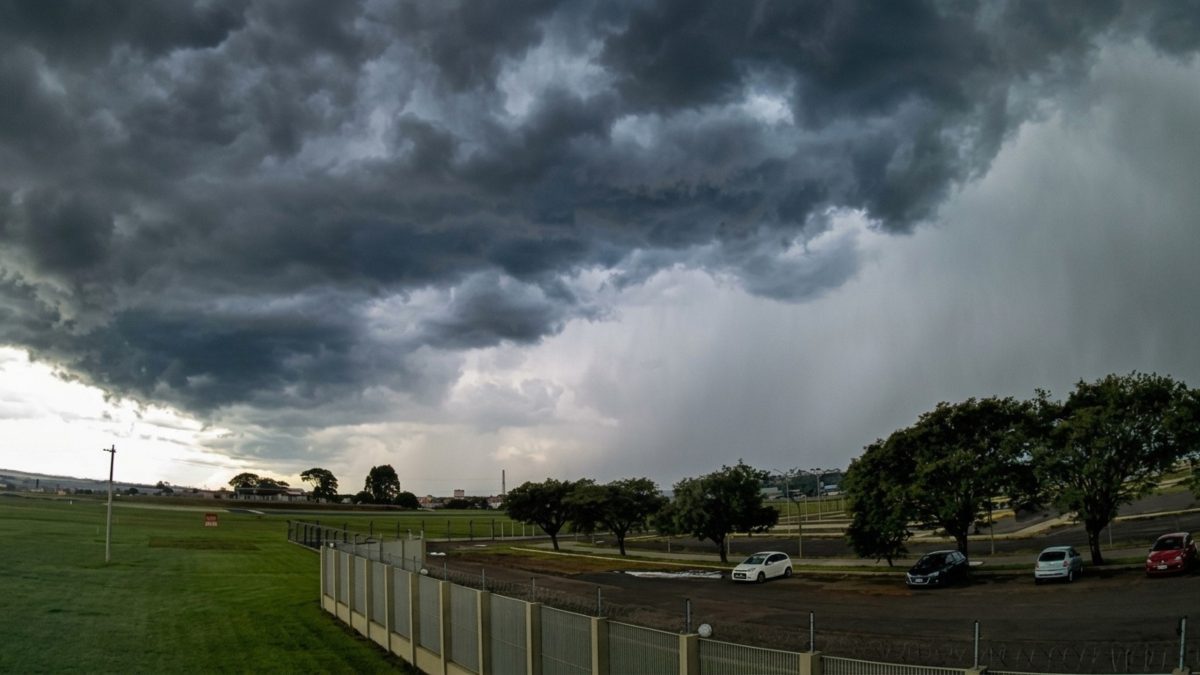 Corredor de umidade avança pelo Brasil e vai despejar até 200 mm de chuva em 14 estados nos próximos 5 dias; veja onde há risco de alagamentos e deslizamentos