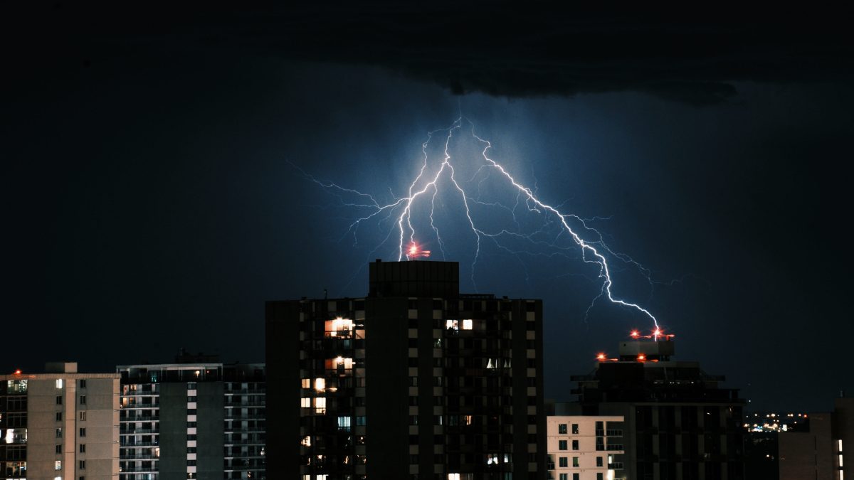 Chuva forte muda cenário no fim de semana e acende alerta para alagamentos e deslizamentos em várias regiões