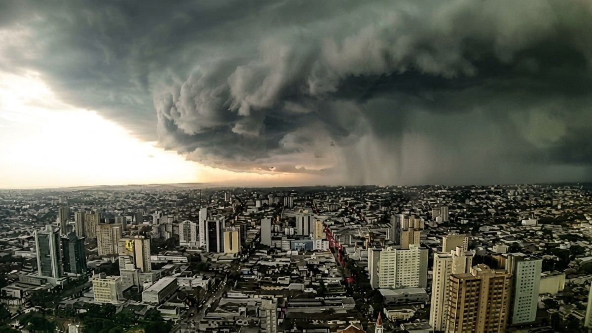 Ciclone extratropical associado a frente fria deve se formar nas próximas 24 horas e espalhar chuva forte por 4 regiões do Brasil, com risco de temporais