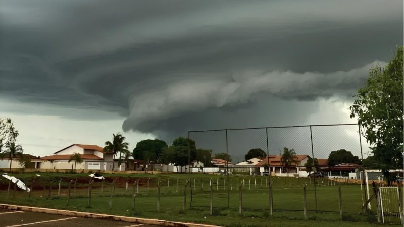 Área de baixa pressão na costa do Sudeste deve favorecer a formação de temporais nos próximos dias. - Zap Catalão/@zapcatalao/Instagram