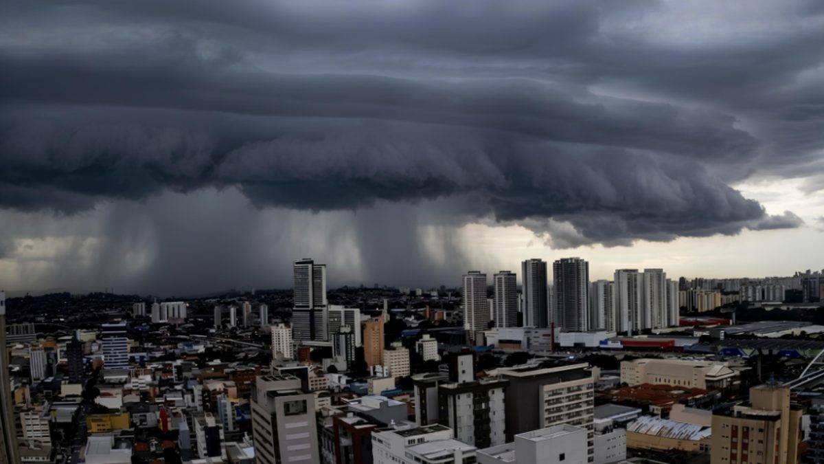 Chuva de até 180 mm: frente fria ligada a ciclone já tem data para reforçar temporais em 5 estados; veja onde há risco de granizo e alagamentos
