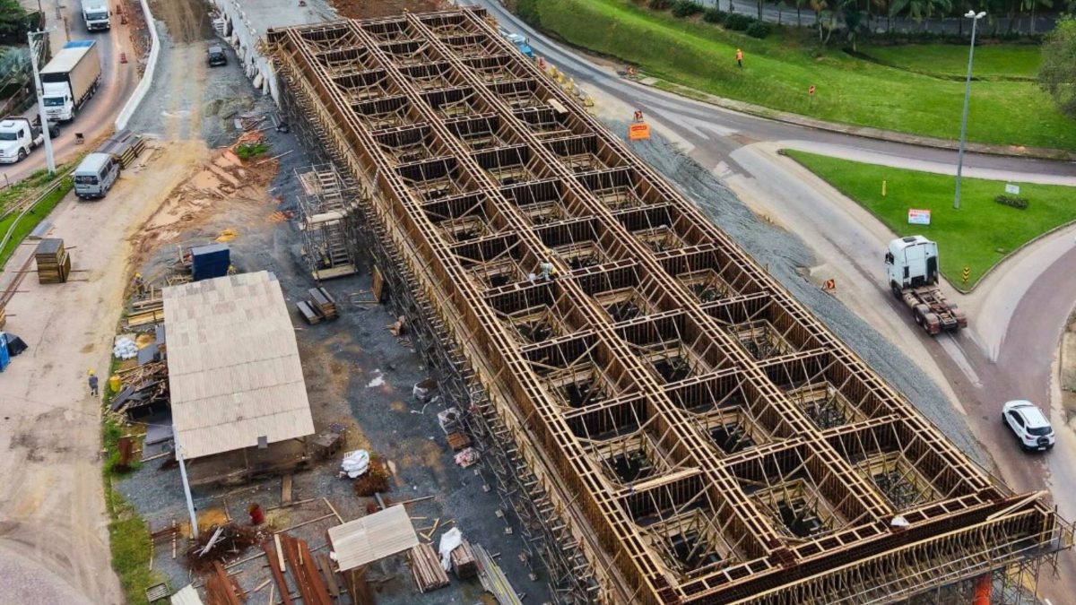 Considerada a obra mais cara de SC, duplicação de R$ 200 milhões na SC-108 avança com concretagem de viaduto
