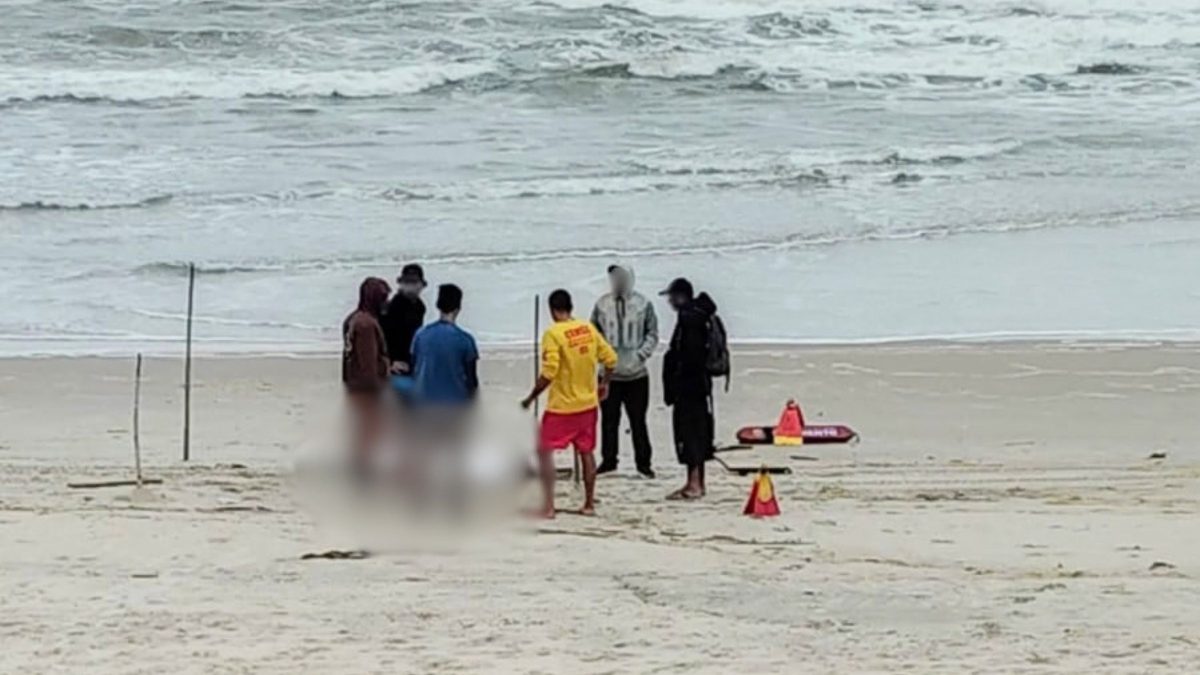 Corpo de homem é encontrado sem roupas e com marcas na testa em praia de SC