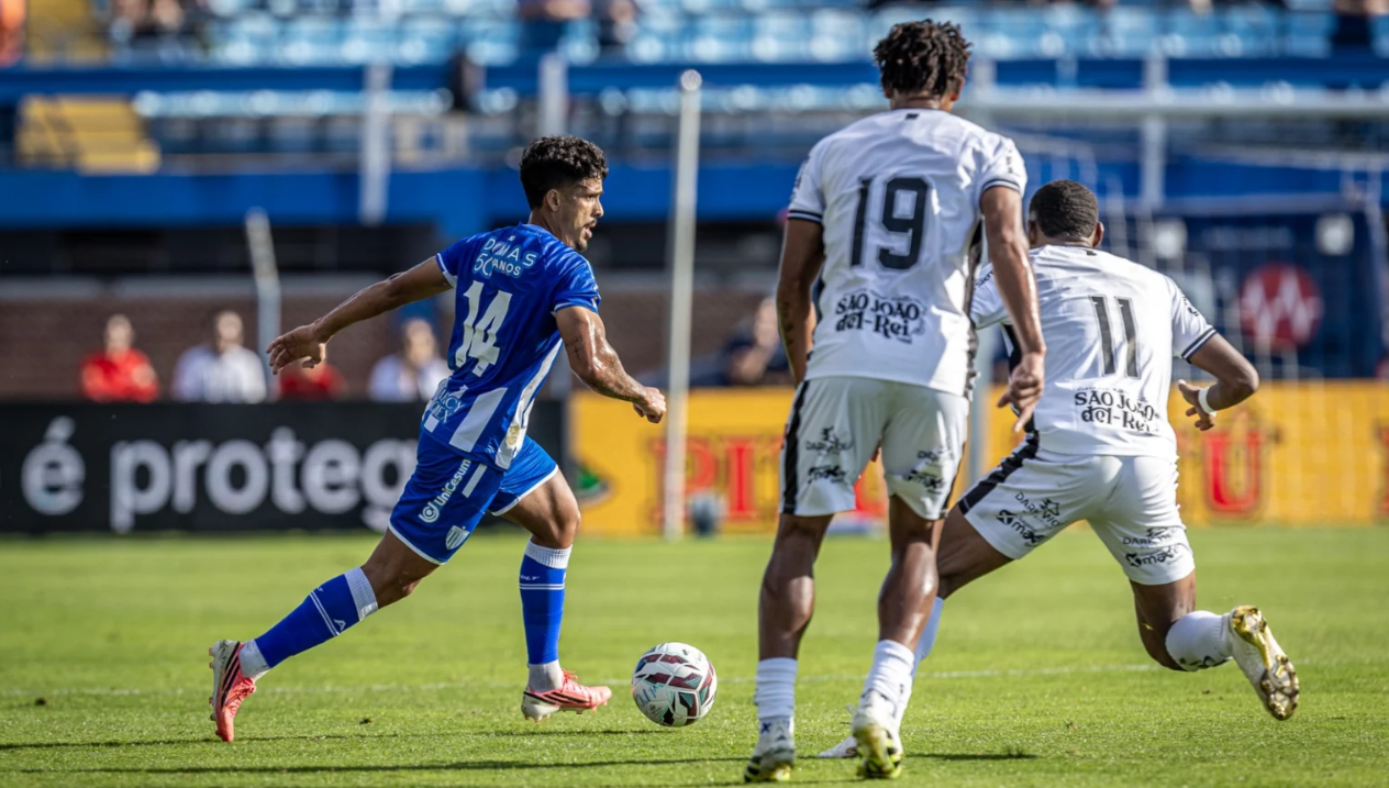 Daniel Penha, meia do Avaí, não teve muito espaço no meio de campo para criar, no empate com Athletic