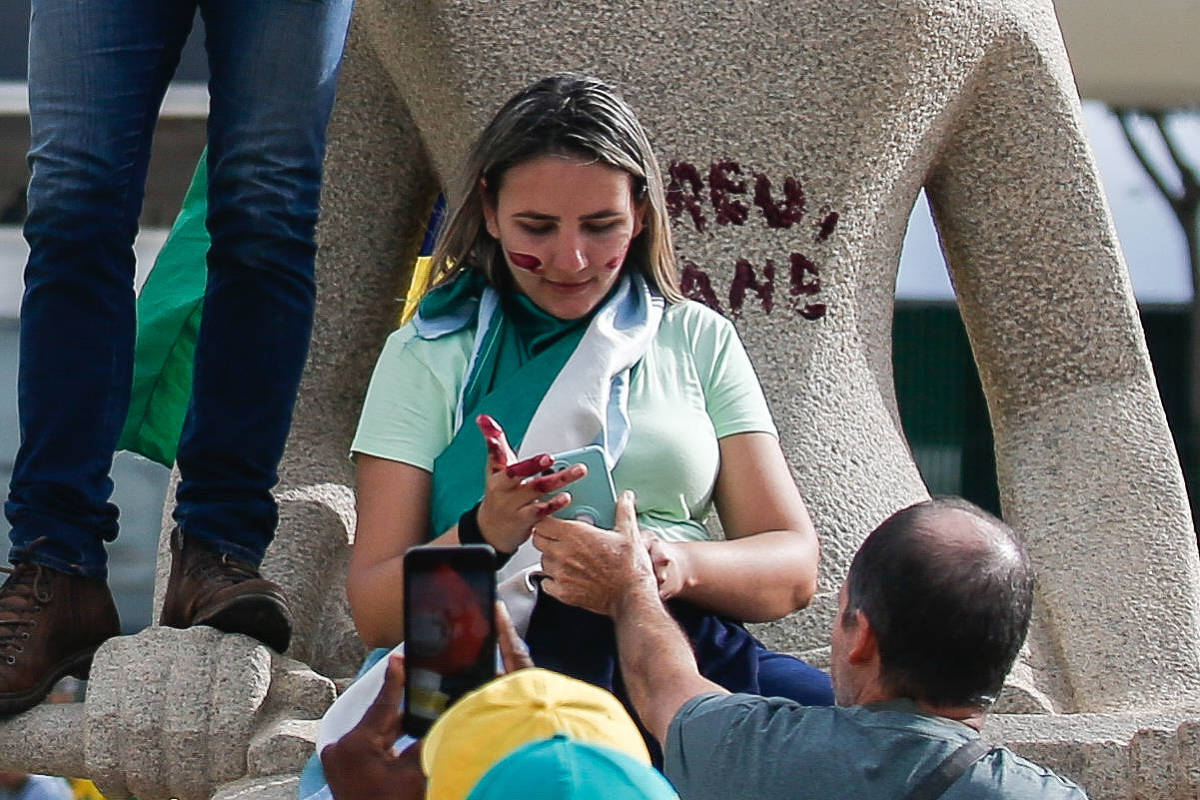A cabeleireira Débora Rodrigues foi presa após escrever “Perdeu, mané” com batom na estátua A Justiça, em frente ao STF, durante os atos de 8 de janeiro de 2023. Posteriormente, ela foi condenada pelo Supremo a 14 anos de prisão.Foto: Reprodução Redes Sociais
